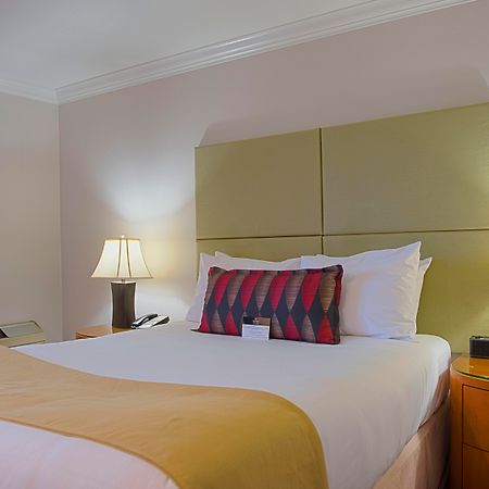 เอ็กเซกคิวทีฟ สวีท โฮเต็ล แอนด์ คอนเฟอเรนซ์ เซ็นเตอร์ เบอร์นาบี Hotel เบิร์นนาบี ภายนอก รูปภาพ