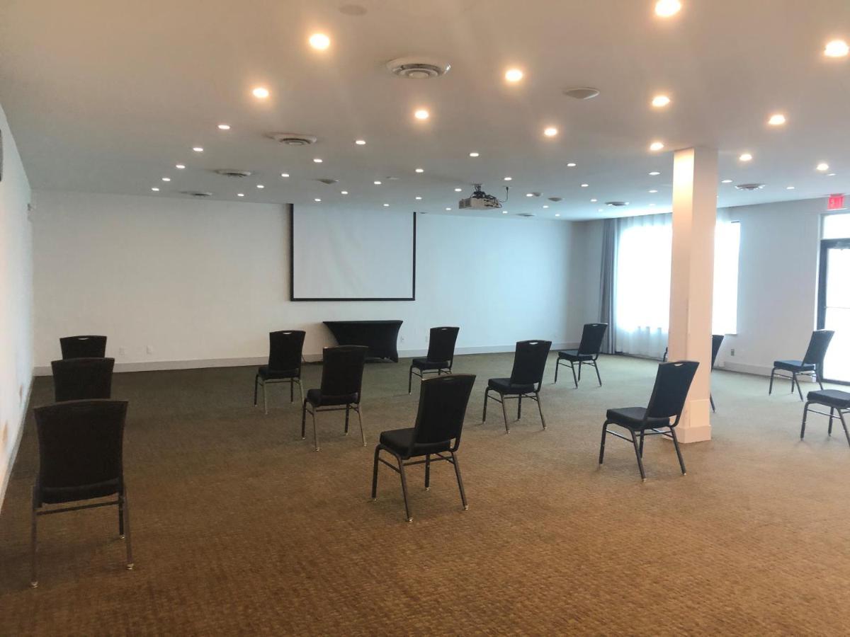 เอ็กเซกคิวทีฟ สวีท โฮเต็ล แอนด์ คอนเฟอเรนซ์ เซ็นเตอร์ เบอร์นาบี Hotel เบิร์นนาบี ภายนอก รูปภาพ